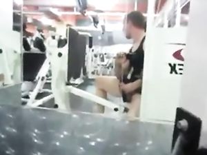 masturbandose en el gym